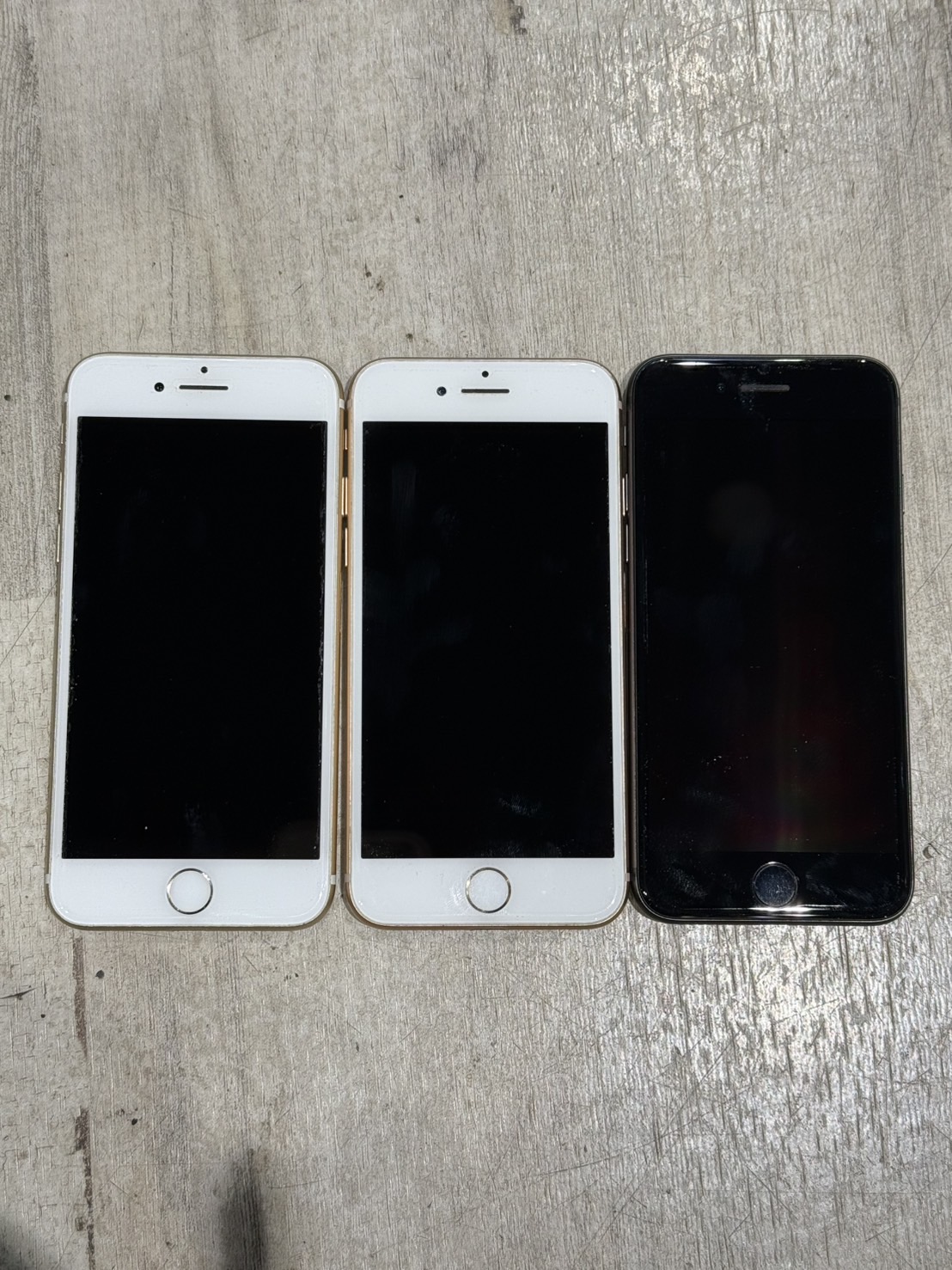 買取商品：【行橋店】iPhone8 64GB×２台 iPhone7 32GB×1台