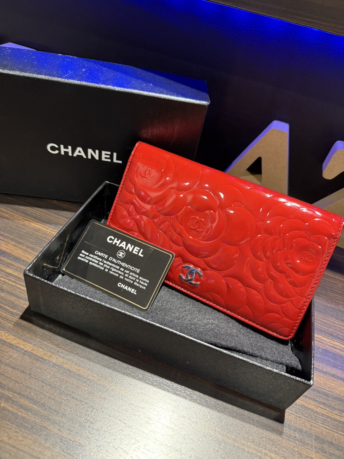買取商品：長財布 カメリア フラワーエンボス エナメル レッド