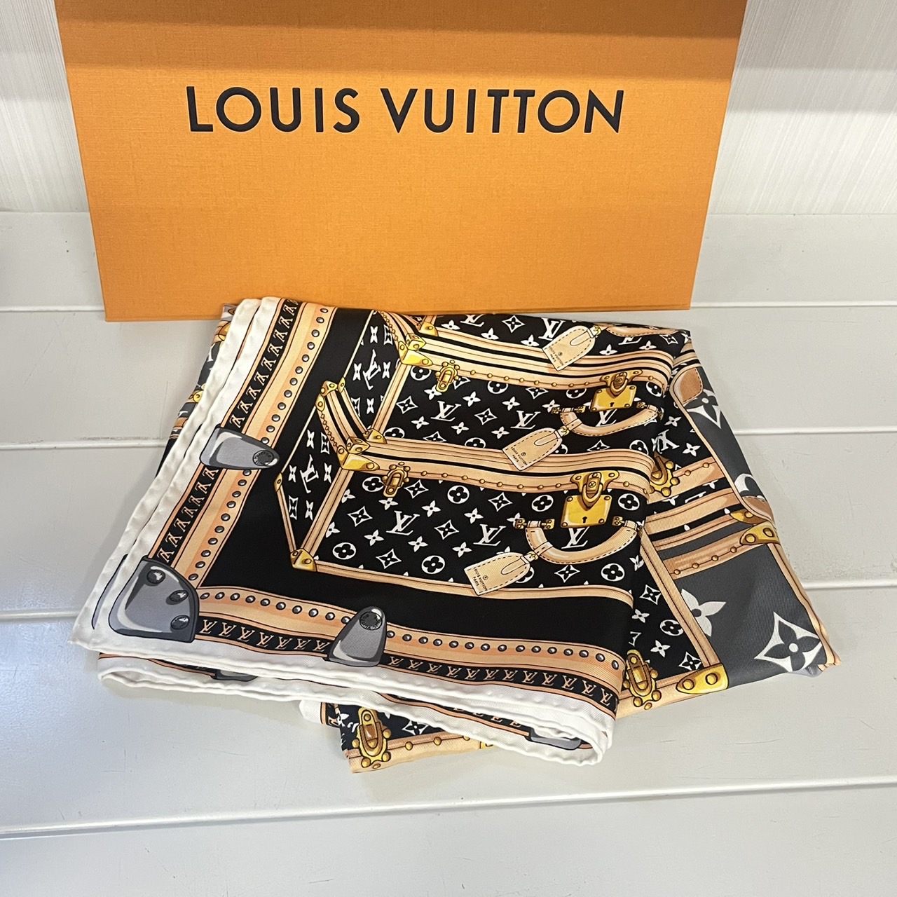 買取商品：LOUIS VUITTON スカーフ モノグラムバッグ柄 美品