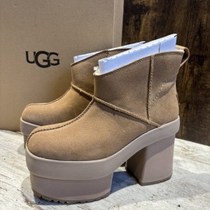 UGG ニューハイツ プラットフォーム ミニ ブーツ