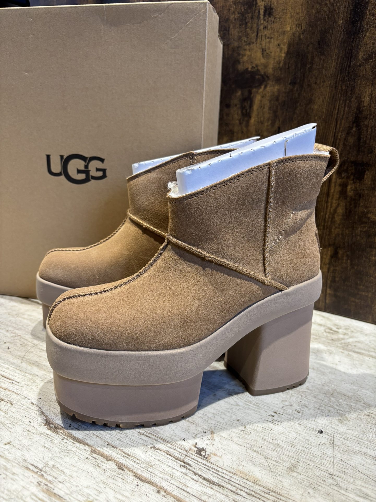 買取商品：UGG ニューハイツ プラットフォーム ミニ ブーツ