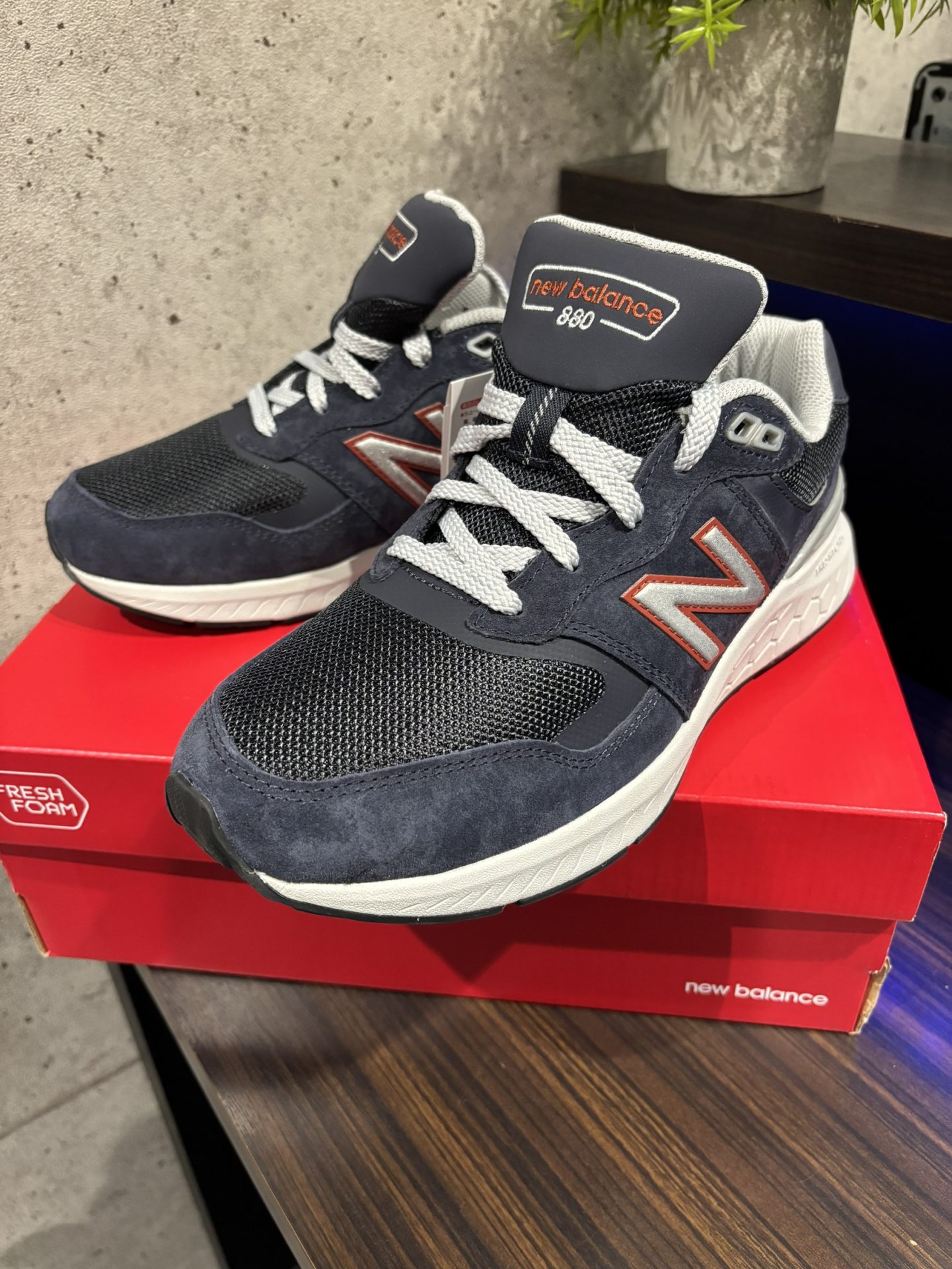 買取商品：NB スニーカー MW880NR6 25.5cm