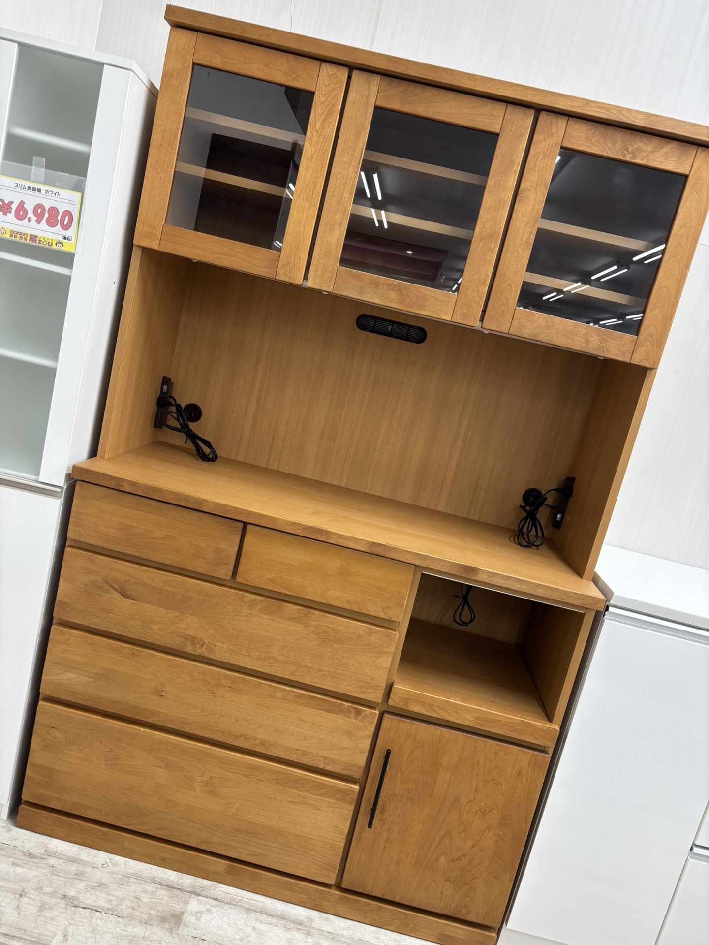 買取商品：食器棚 ブラウン系