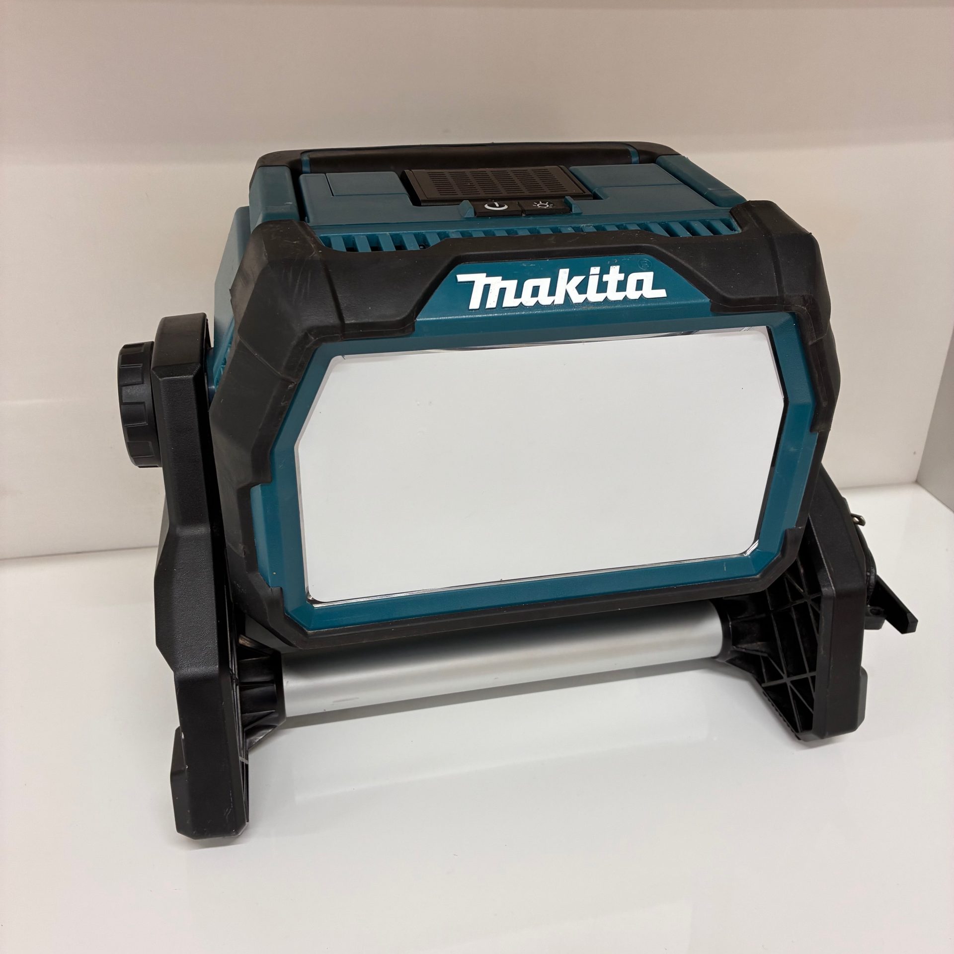 買取商品：【美品】MAKITA コードレススタンドライト ML809