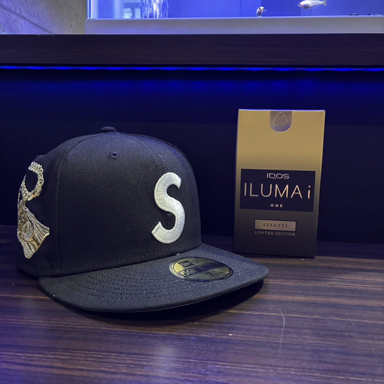 買取商品：SUPREME×NEWERA 帽子/IQOS ILUMA i ONE 限定色
